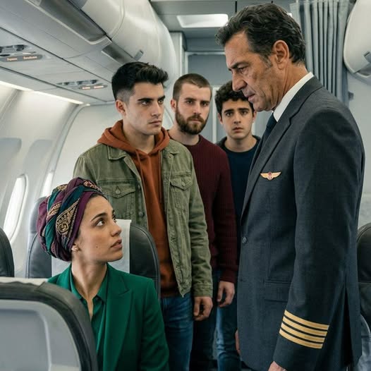 A Madridból New Yorkba tartó járat éppen felszállásra készült, amikor Alejandro Martínez kapitány valami olyasmit vett észre, ami mélyen felkavarta. Az első osztályon, az ablak mellett egy rendkívül egyszerűen öltözött fiatal nő csendesen olvasott, mintha észre sem vette volna a körülötte zajló nyüzsgést és a luxust. Krém színű lenruhát viselt, smink és ékszer nélkül, semmi sem utalt gazdagságra vagy társadalmi rangra.