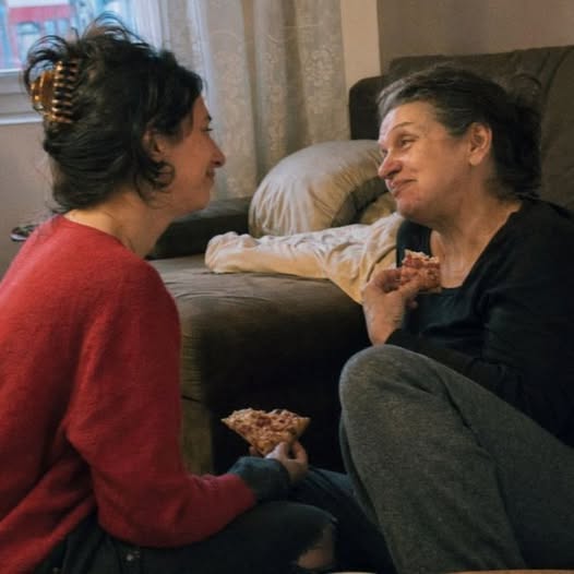 A lányom letette az eljegyzési gyűrűjét a konyhaasztalomra, és megkérdezte: “Anya, emlékszel, hogy szoktam nevetni?”