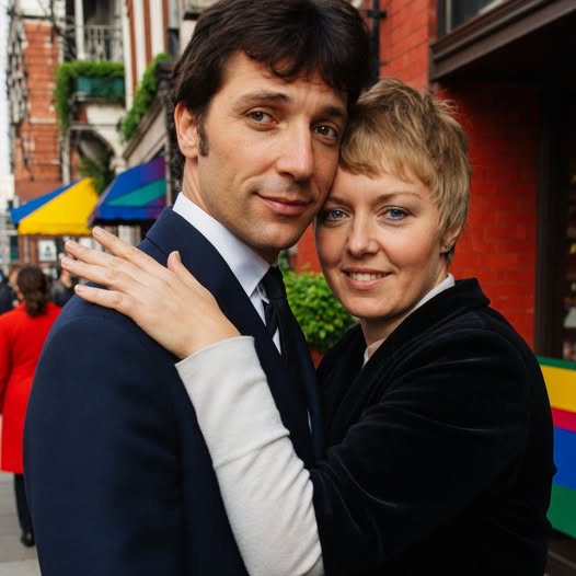 Mindössze nyolcévesek voltak, amikor Thomas Woodward meglátott egy Linda Trenchard nevű kislányt a kis walesi városuk utcáin játszani, és azzal a bizonyossággal, amit csak egy gyermek érezhet, eldöntötte, hogy ő az igazi.