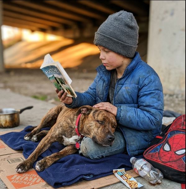 Egy kilencéves fiú, aki az édesanyjával egy phoenixi felüljáró alatt élt, könyörgött neki, hogy ne vigyék menhelyre az éhező pitbullt, akit éppen találtak. Az a tizenegy szó, amelyet azon a hideg októberi éjszakán a híd alatt mondott az anyjának, az oka annak, hogy ma este mindhárman egy házban alszanak.