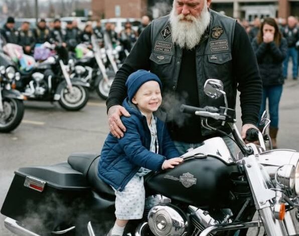 Egy 127 kilós motoros, sebhelyes bütykökkel a kezén, tizenkilenc percen át mozdulatlanul állt az egyfokos hidegben, egyik kezét egy kopasz, hatéves kisfiú hátán tartva, aki a Harley-ja benzintankján ült. Amikor végre megértettem, miért nem mozdul, el kellett mennem a parkolóból, hogy senki se lássa az arcomat.
