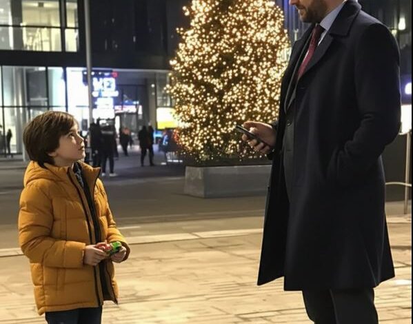 GAZDAG FÉRFI TALÁLKOZIK SZENTESTE A VÁROS FŐTERÉN EGY NYOLCÉVES KISFIÚVAL — „SEGÍTENE MEGTALÁLNI A CSALÁDOMAT? NAPOK ÓTA NEM LÁTTAM ŐKET”, MONDJA A FIÚ