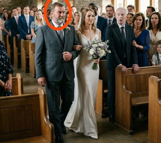 3 nappal az esküvőm előtt apa felhívott: „NEM FOGLAK AZ OLTÁRHOZ KÍSÉRNI. A nővéred azt mondja, rosszul esne neki.” Anya mellé állt: „Sétálj egyedül. Hagyd abba a drámázást.” Az esküvőm napján nem sétáltam egyedül. Amikor kinyíltak az ajtók, és mindenki meglátta, ki fogja a karomat… az apám a hátsó sorban majdnem felállt SOKKJÁBAN.