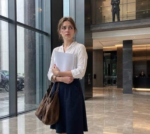Mivel régi és kopott ruhája miatt elutasították az állásinterjún, a szegény fiatal lány álmában sem gondolta volna, hogy mindaz, amit átélt, a hatalmas örökös vigyázó tekintete előtt zajlott le.