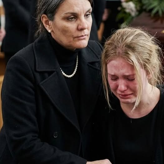 Apám szeretője JOBBAN sírt a temetésen, mint anya. Anya odalépett hozzá, és valamit a fülébe súgott.