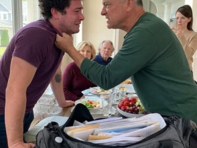 Soha nem mondtam el a szüleimnek, hogy az a „fizetés”, amelyet folyton irányítani akartak, csak apró töredéke annak a vagyonnak, amelyet csendben, egyedül építettem fel. Amikor nem voltam hajlandó újra kifizetni a nővérem drága életmódját, apám nekilökött az ebédlőasztalnak, anyám pedig nevetve piócának nevezett, aki végre megtanulhatná az engedelmességet. De amikor letöröltem a vért a számról, és előhúztam a táskámból egy lepecsételt tulajdoni okiratot, mindkettejük arcából kifutott a vér.