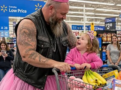 Az emberek nevettek, amikor egy 198 centis motoros hercegnőkoronában, rózsaszín csizmában és 78 nevetséges ruhadarabban besétált a Walmartba — mindet a kislánya választotta neki. De amikor megtudták az okát, az egész üzlet könnyekig meghatódott