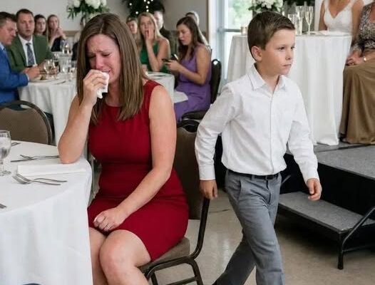 Dermedten ültem, miközben az egész esküvői terem nevetésben tört ki. A bátyám menyasszonya épp szánalmas egyedülálló anyának nevezett, majd a saját anyám még hozzátette, hogy olyan vagyok, mint egy leértékelt áru leszakadt címkével. Égett az arcom, remegett a kezem — aztán a kilencéves fiam felállt, és elindult a színpad felé. Erre senki sem számított.