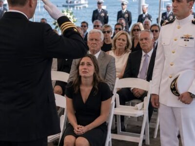 A családom nevetett, amikor egyedül ültem a bátyám Trident-ceremóniáján — egészen addig, amíg a SEAL-parancsnok meg nem állt előttem, tisztelgett, és azt nem mondta: „Asszonyom, már vártuk önt.”