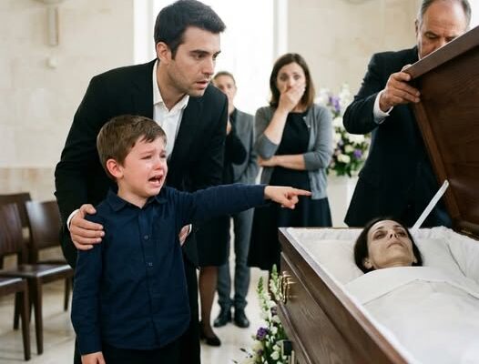 Egy ötéves kisfiú megállította az anyja temetését, amikor azt kiáltotta: „Ez nem ő” – és mindenki rájött, hogy a koporsó egy kegyetlen hazugságot rejt