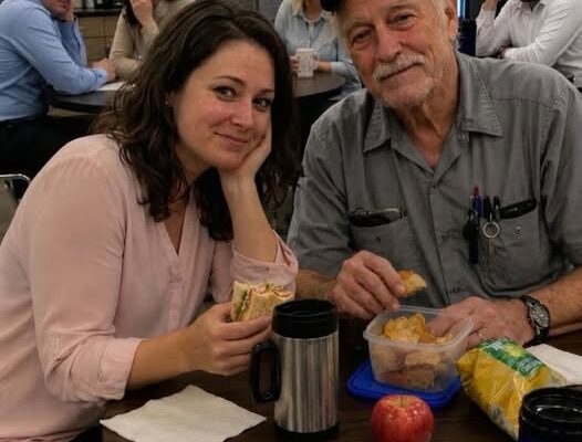 A kollégáim kigúnyoltak, amiért tizenegy éven át minden nap a magányos takarítóval ebédeltem – a temetésén az ügyvédje félrehívott, és azt mondta: „Mr. Wilson ezt önre hagyta.”