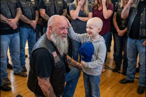 A nyolcéves fiú harmincöt kopasz motorost bámult maga körül az iskola tornatermében. Aztán lassan levette a kék baseballsapkát, amelyet négy hónapja egyetlen percre sem akart levenni.
