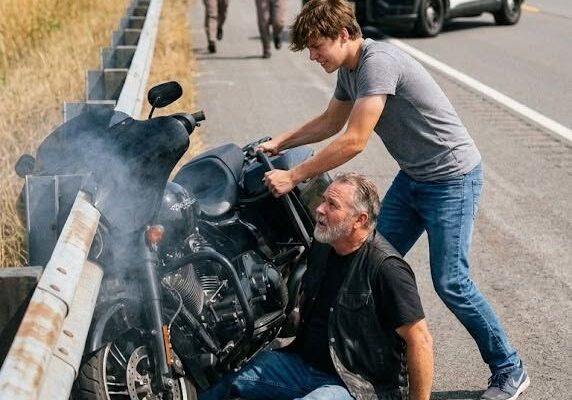 Mindent kockára tettem, hogy megmentsek egy beszorult motorost egy elhagyatott országúton — napokkal később bőrruhás idegenek álltak az ajtónk előtt, és amit tettek, örökre megváltoztatta anyám és az én életemet