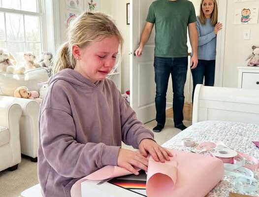 Éjfél után bementem a lányom szobájába, és sírva találtam a földön — éppen becsomagolta azt a MacBookot, amelyre hónapokig spóroltunk. Halkan suttogta: „A nagyi azt mondta, oda kell adnom az unokatestvéremnek…” A férjem ekkor egyetlen telefonhívást indított, és olyan családi titkot leplezett le, amit többé senki sem tudott elrejteni.