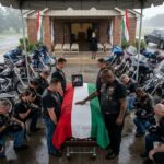 Hatvan veterán motoros tizenkét amerikai államon át indult útnak, hogy tiszteletet adjon egy elesett, árva katonának — és bebizonyítsa: egyetlen szolgálatot teljesítő embernek sem szabad egyedül a sírba mennie.
